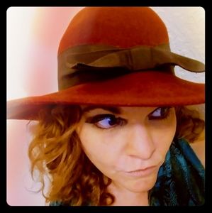 Liz clayborne burgandy hatt